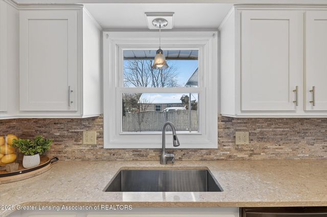 2201 Post Oak Lane, Lansing, MI 48912