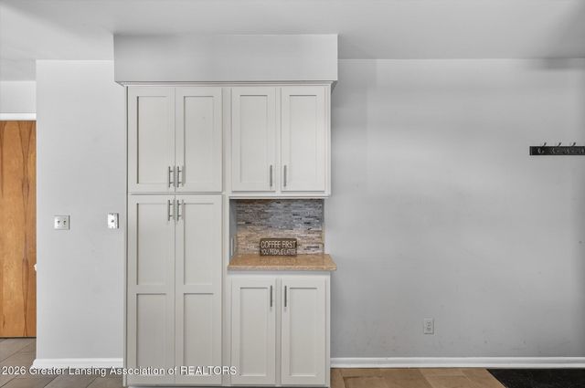 2201 Post Oak Lane, Lansing, MI 48912