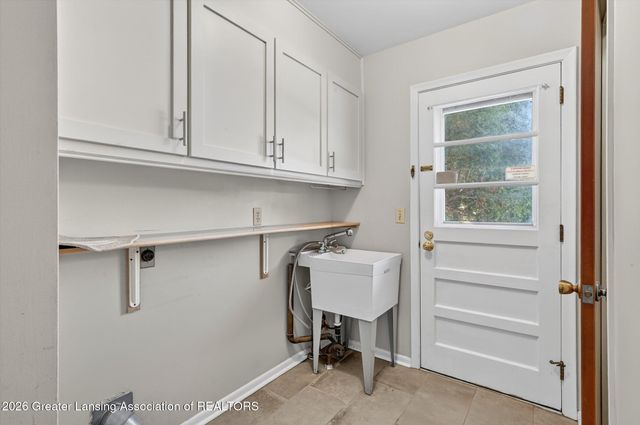 2201 Post Oak Lane, Lansing, MI 48912