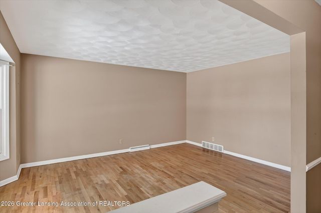 2201 Post Oak Lane, Lansing, MI 48912