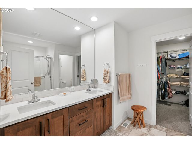 10435 Se Heritage Rd, Happy Valley, OR 97086