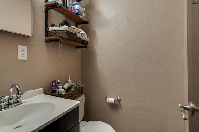415 W ALDINE STREET, Iowa Park, TX 76367