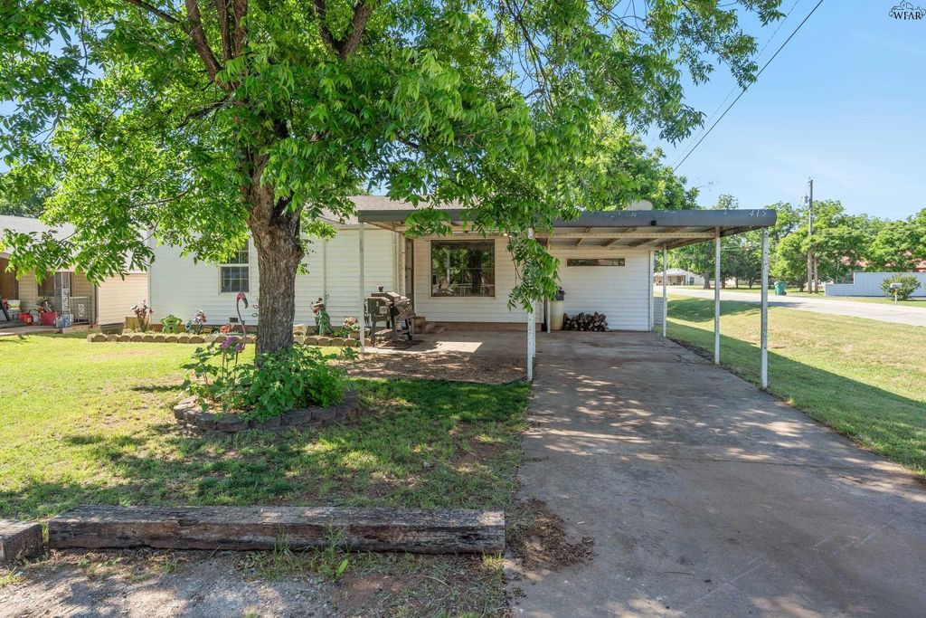 415 W ALDINE STREET, Iowa Park, TX 76367