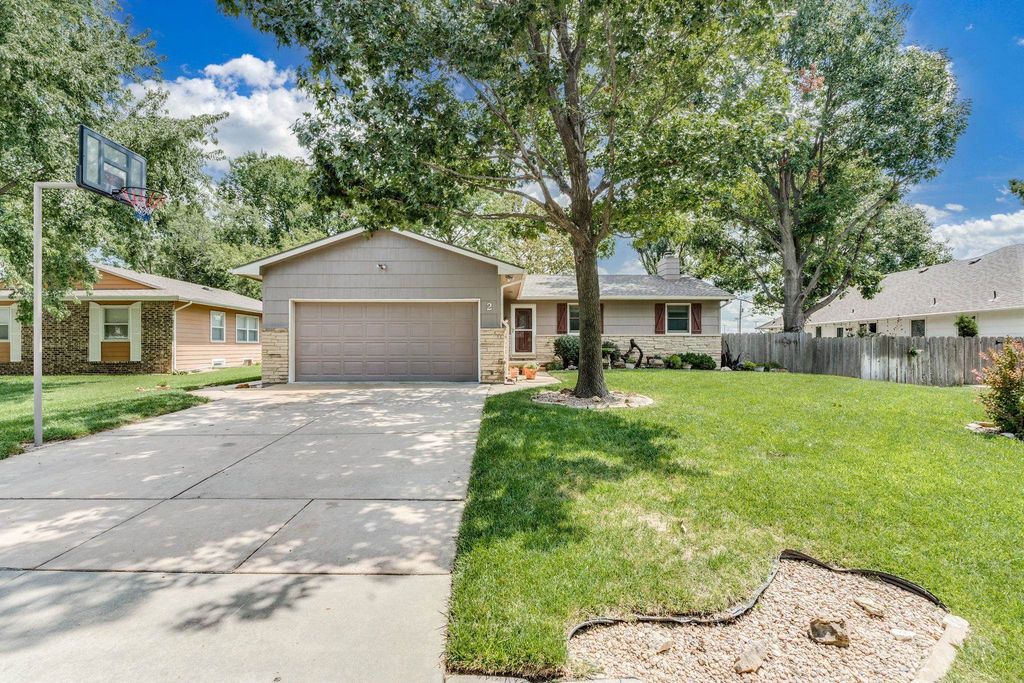 2 N Breeze Ct., Valley Center, KS 67147