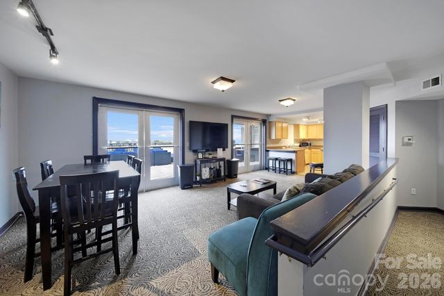 718 W Trade Street 803, Charlotte, NC 28202