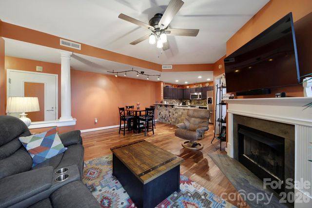 718 W Trade Street 803, Charlotte, NC 28202