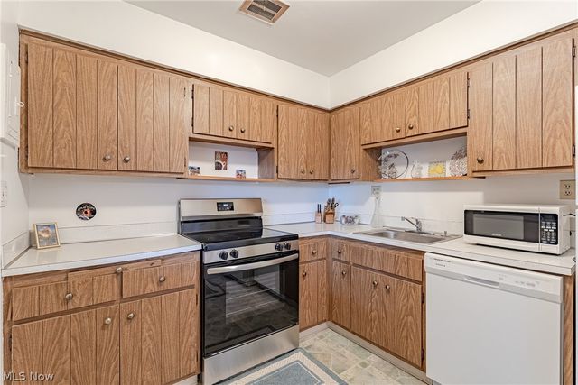 2720 Pease Drive 219N, Rocky River, OH 44116