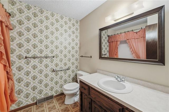 20104 Pickering Road, Belton, MO 64012