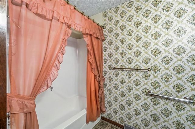 20104 Pickering Road, Belton, MO 64012