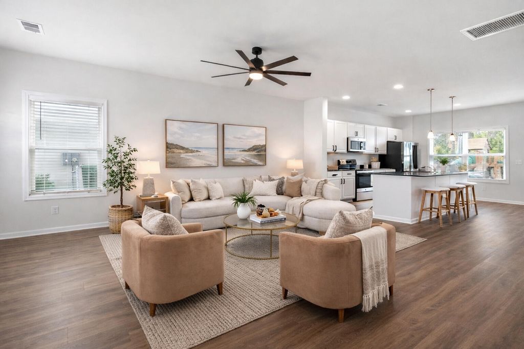 Image 2 of property listing at 173 Clydesdale Circle, Summerville, SC 29486