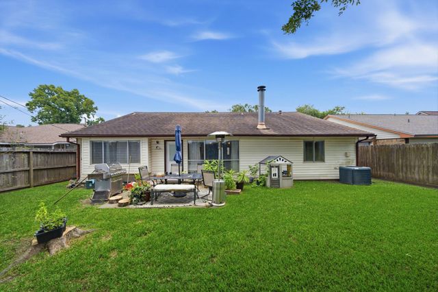 411 Forest Hills Drive, League City, TX 77573