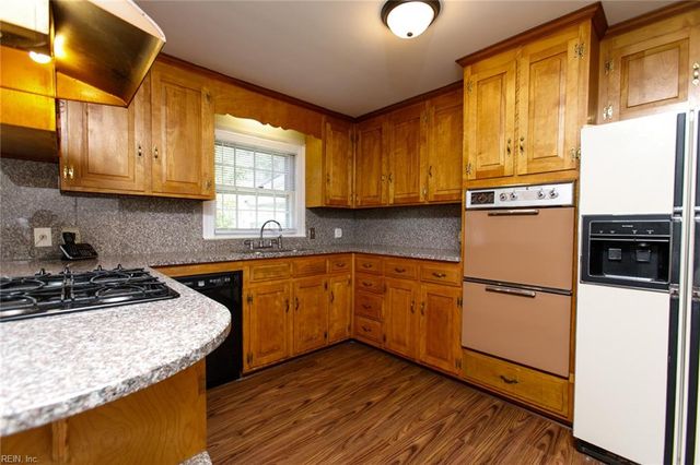 12 Beverly Hills DR, Newport News, VA 23606