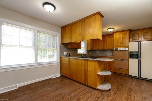 12 Beverly Hills DR, Newport News, VA 23606