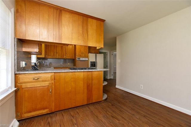 12 Beverly Hills DR, Newport News, VA 23606