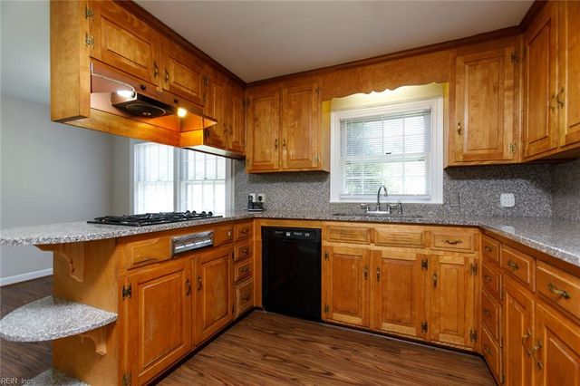 12 Beverly Hills DR, Newport News, VA 23606