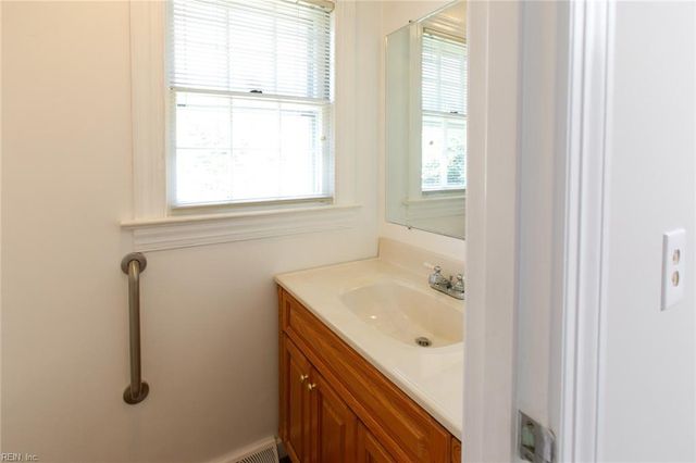 12 Beverly Hills DR, Newport News, VA 23606