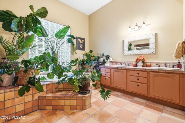 1061 N Mcelroy Place, Tucson, AZ 85745