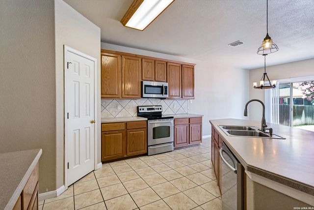 1305 James Cook, Windcrest, TX 78239