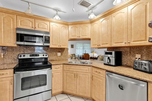 3 Vía De Casas Sur 102, Boynton Beach, FL 33426