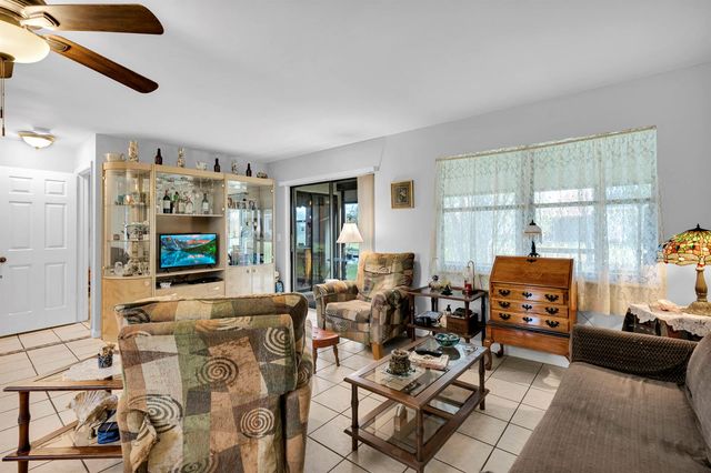 3 Vía De Casas Sur 102, Boynton Beach, FL 33426