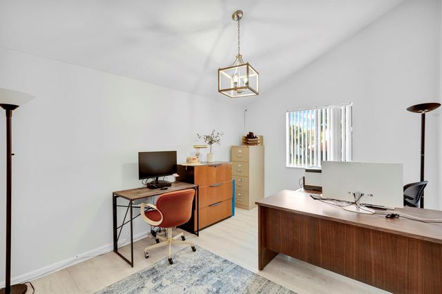 3 Vía De Casas Sur 102, Boynton Beach, FL 33426