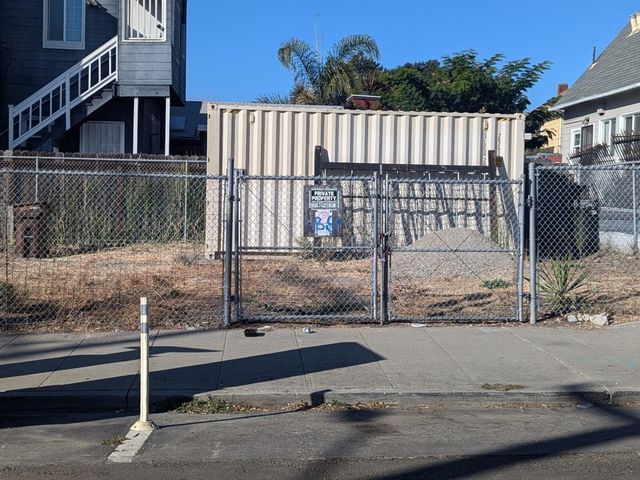 3700 West Street, Oakland, CA 94608