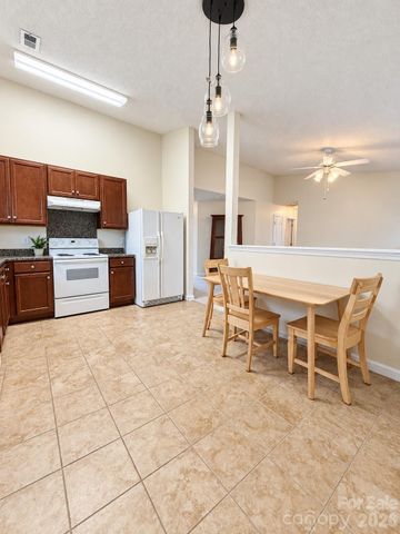 1980 8th Street Lane SE, Hickory, NC 28602