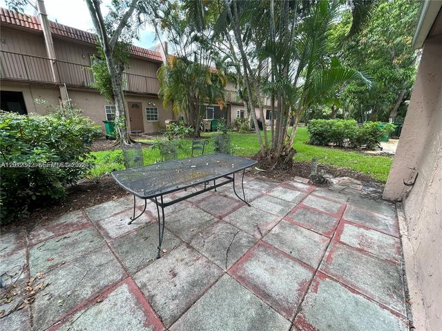 29 Madrid Ln 8-9, Davie, FL 33324