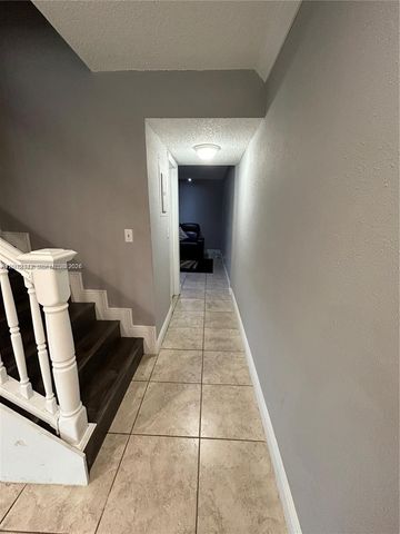 29 Madrid Ln 8-9, Davie, FL 33324