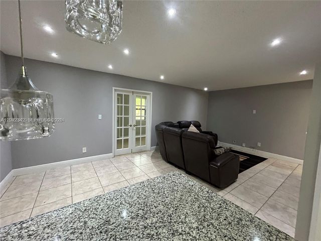 29 Madrid Ln 8-9, Davie, FL 33324