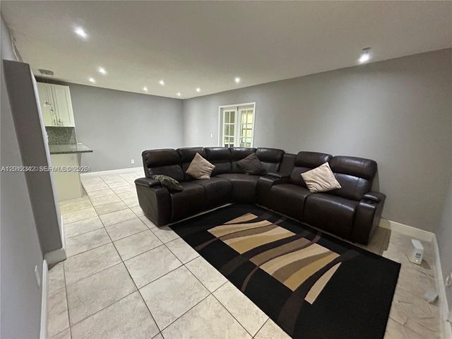 29 Madrid Ln 8-9, Davie, FL 33324