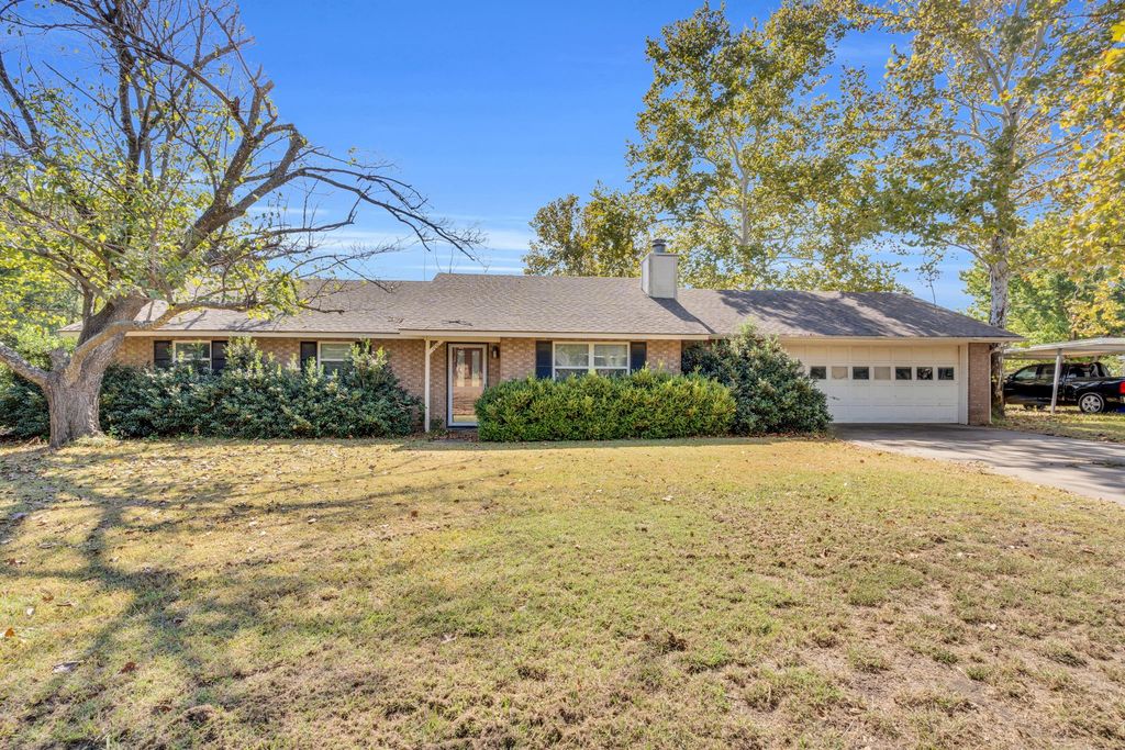 100 Parker Street, Italy, TX 76651