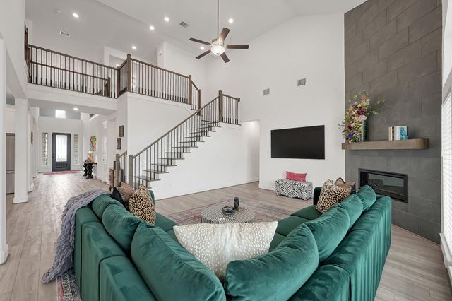 1067 Lakemont Bend Lane, Pinehurst, TX 77362