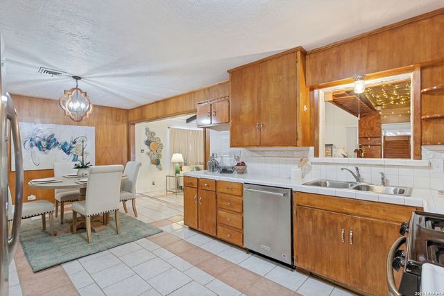 350 SPRINGWOOD LN, San Antonio, TX 78216