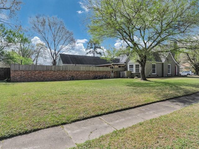 813 W Grove Avenue, Lufkin, TX 75904