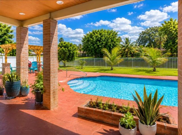 8697 NW 1st Street, Coral Springs, FL 33071