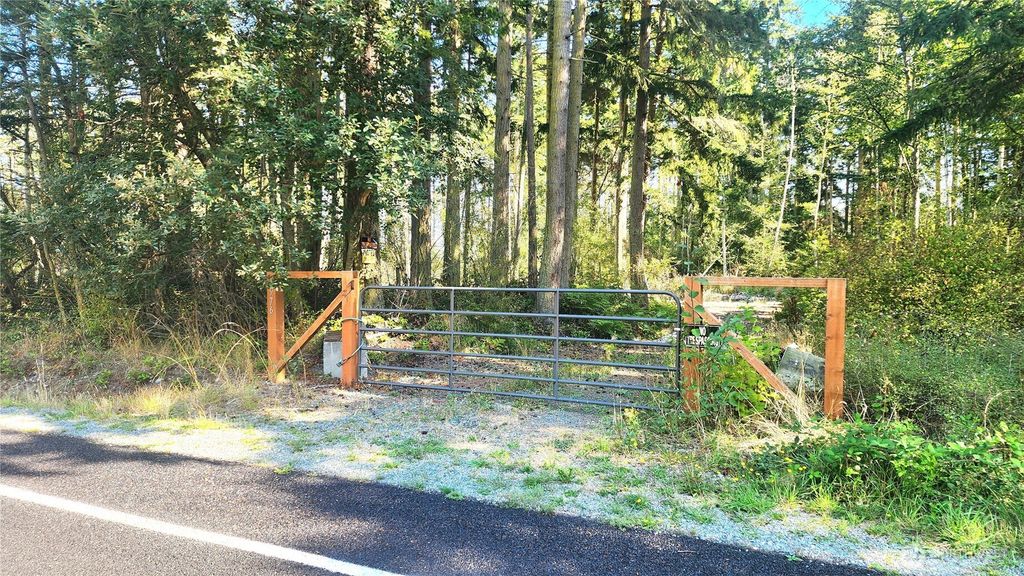 1976 Boon Road, Oak Harbor, WA 98277