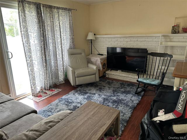 43 Vanderbilt Avenue, Saint James, NY 11780