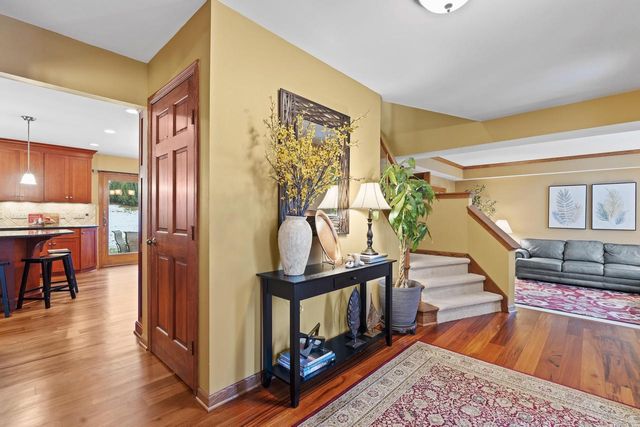 W140N5331 St. Andrews CIRCLE, Menomonee Falls, WI 53051