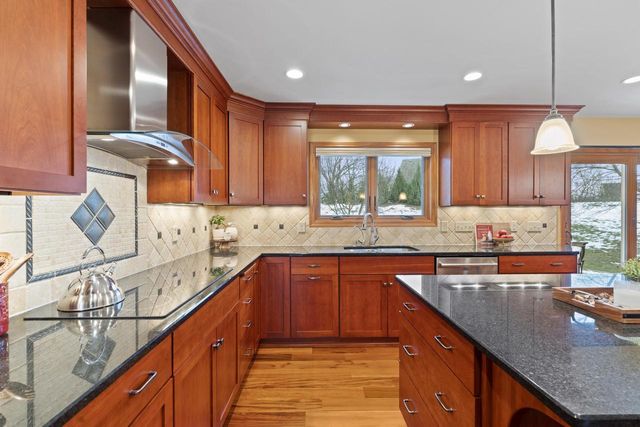 W140N5331 St. Andrews CIRCLE, Menomonee Falls, WI 53051