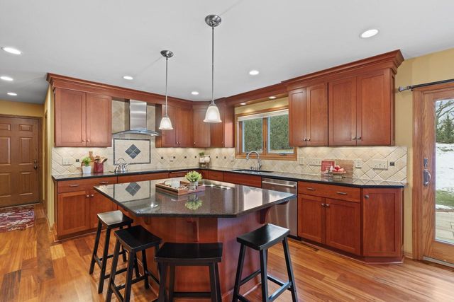 W140N5331 St. Andrews CIRCLE, Menomonee Falls, WI 53051