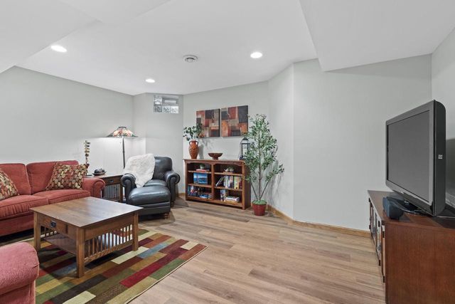 W140N5331 St. Andrews CIRCLE, Menomonee Falls, WI 53051