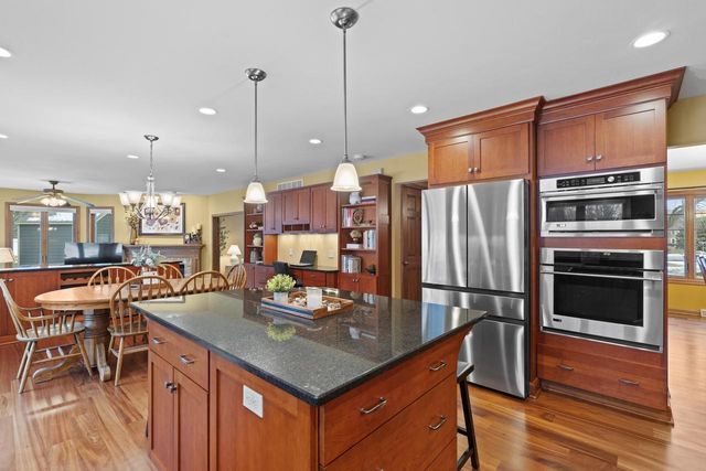 W140N5331 St. Andrews CIRCLE, Menomonee Falls, WI 53051