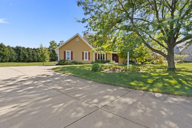 W140N5331 St. Andrews CIRCLE, Menomonee Falls, WI 53051