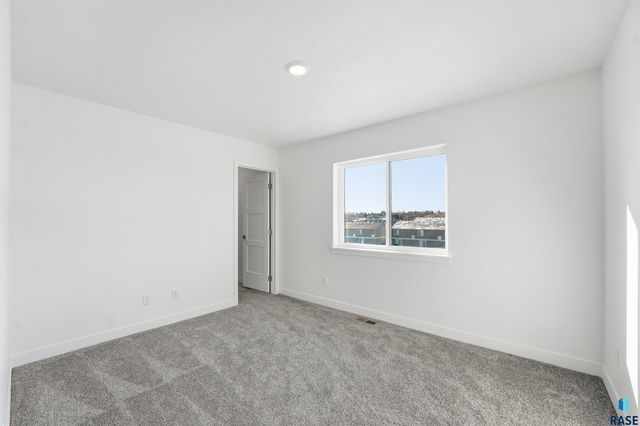 325 S Willow Spring Dr Drive, Sioux Falls, SD 57110