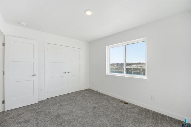 325 S Willow Spring Dr Drive, Sioux Falls, SD 57110