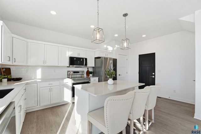 325 S Willow Spring Dr Drive, Sioux Falls, SD 57110