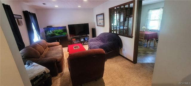 21 Old Memorial Dr, Sandston, VA 23150
