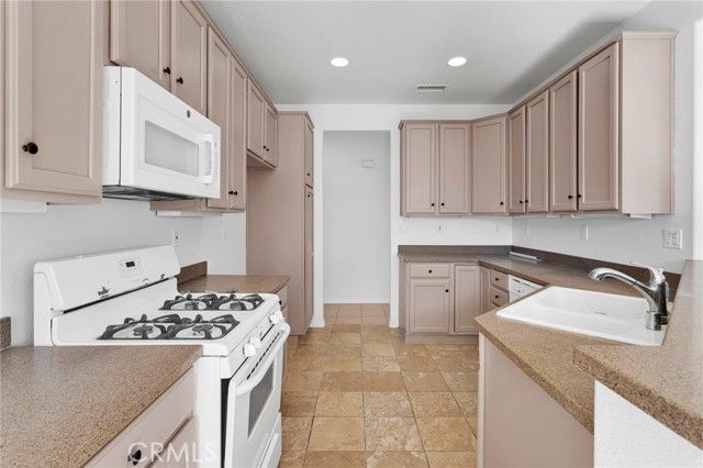 11843 Desert Glen, Adelanto, CA 92301