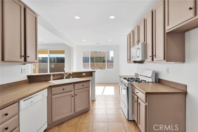 11843 Desert Glen, Adelanto, CA 92301